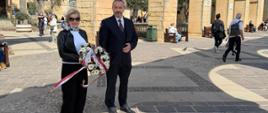 Secretary of State Bożena Żelazowska stands holding a wreath in front of the Kujawiak monument, next to the Chargé d’Affaires at the Embassy of Poland, Mr Mikuś.