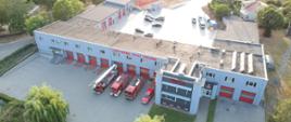 Budynek komendy z lotu ptaka. Przed budynkiem stoją samochody strażackie