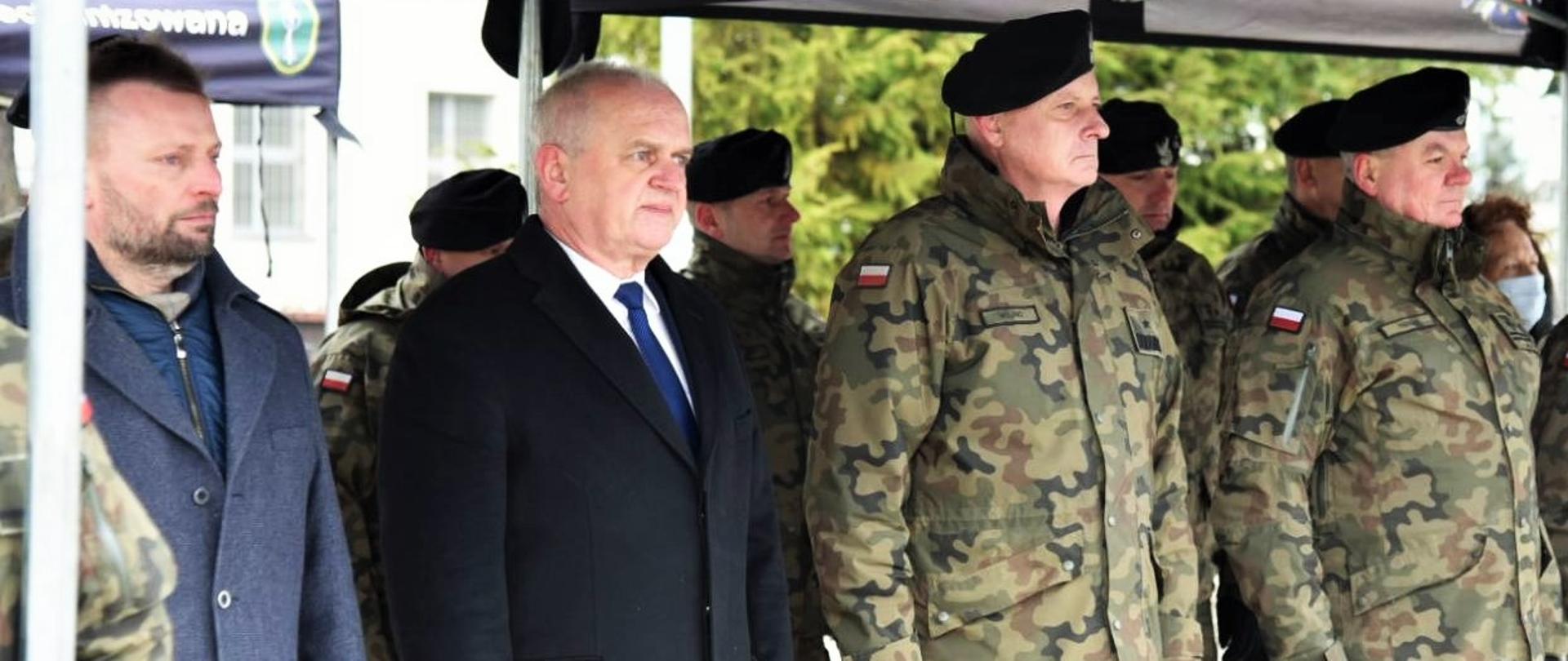 Wojewoda w otoczeniu dowódców wojskowych