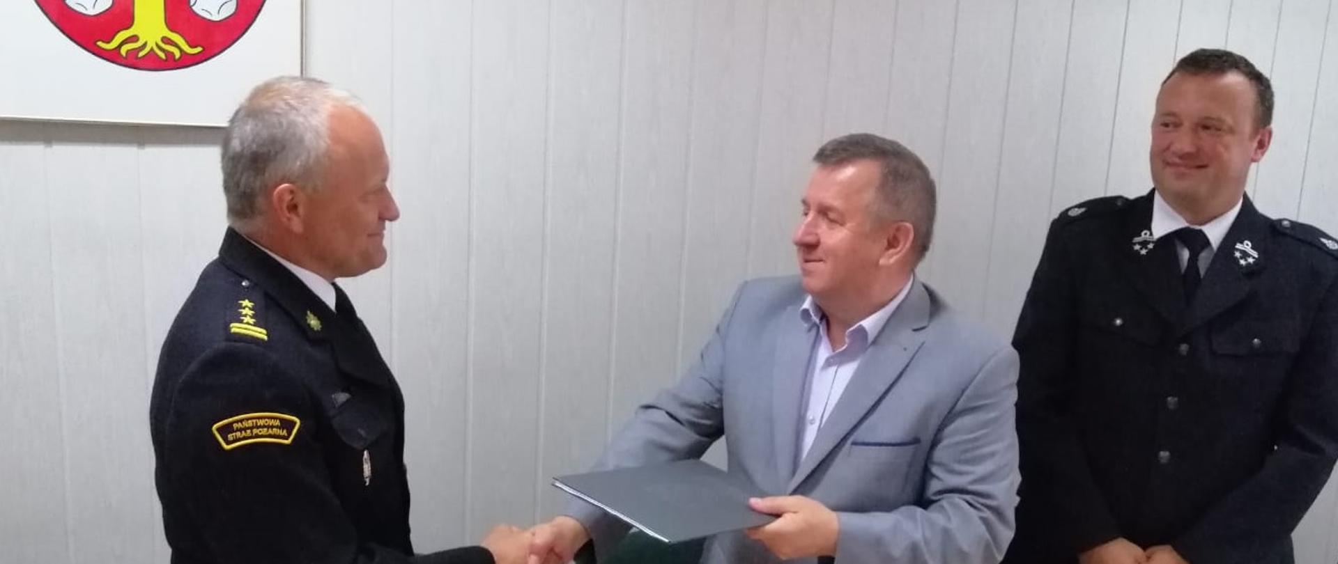 Komendant Powiatowy PSP w Ostrowcu Św. wręcza akt porozumienia wójtowi gminy Bodzechów