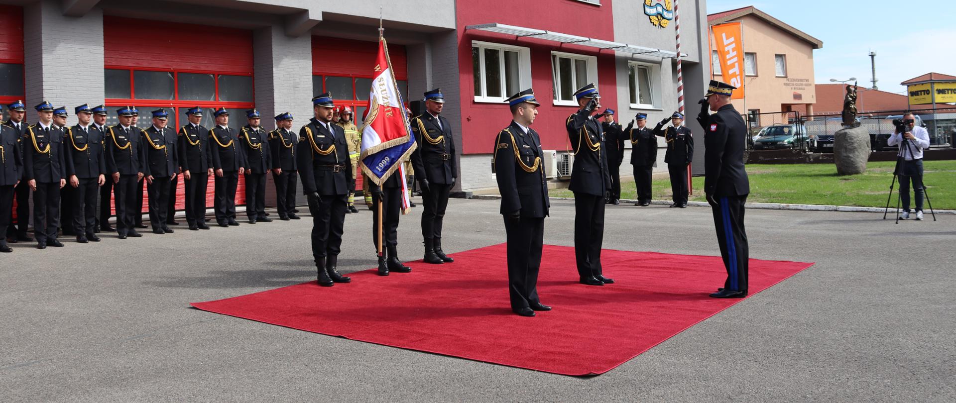Zdjęcie przedstawia zdanie i powierzenie obowiązków Komendanta Powiatowego.