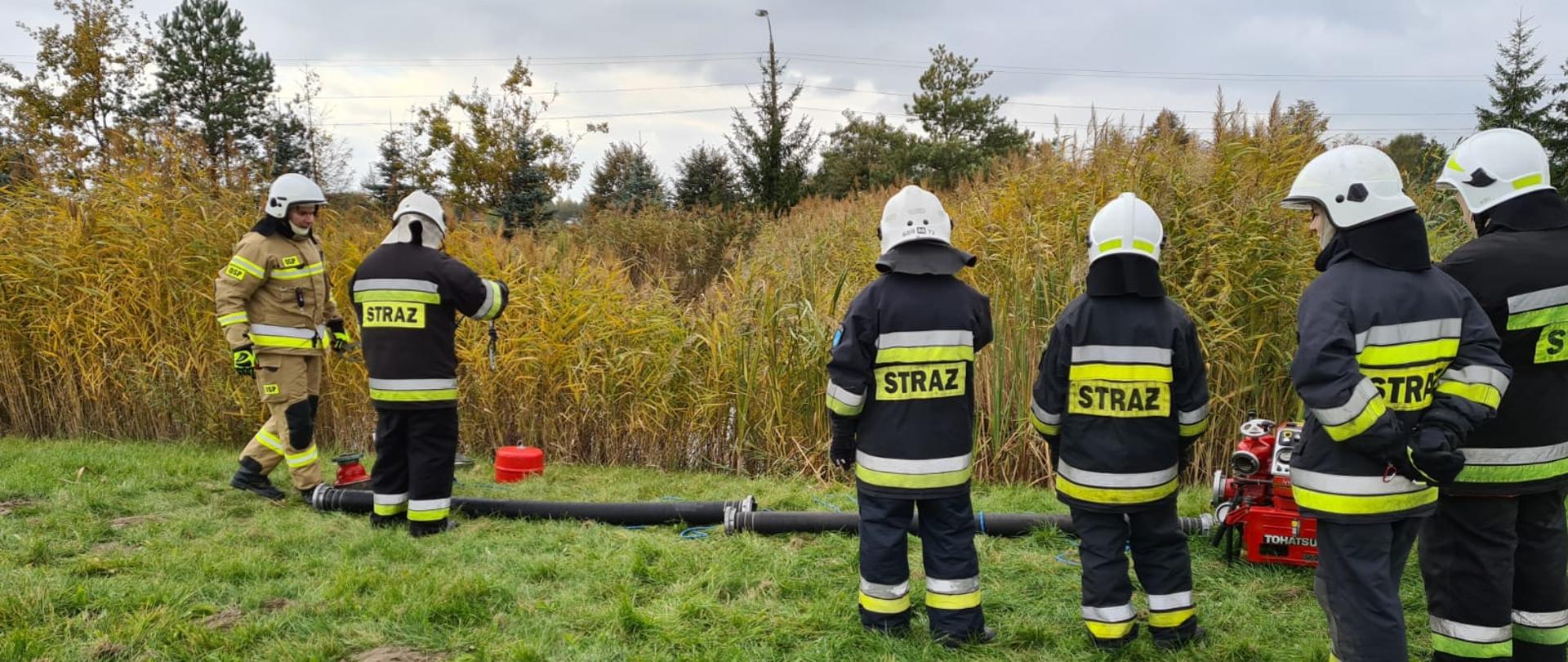 Strażacy PSP i OSP podczas szkolenia podstawowego organizowanego w PSP w Powiecie Warszawskim Zachodnim