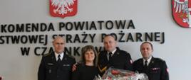 Komendant otrzymujący gratulacje od kadry dowódczej