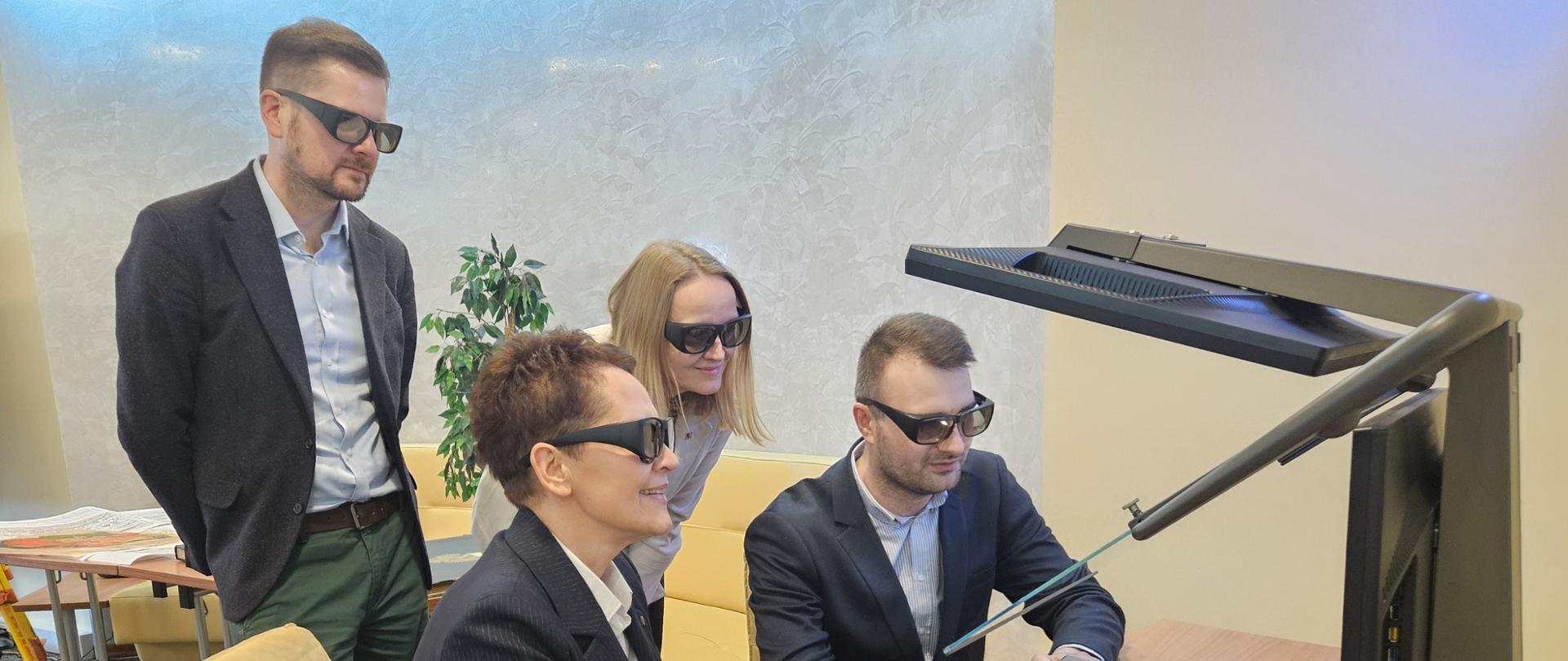 pracownik GUGiK prezentuje stację fotogrametryczną Szefowej Służby Cywilnej