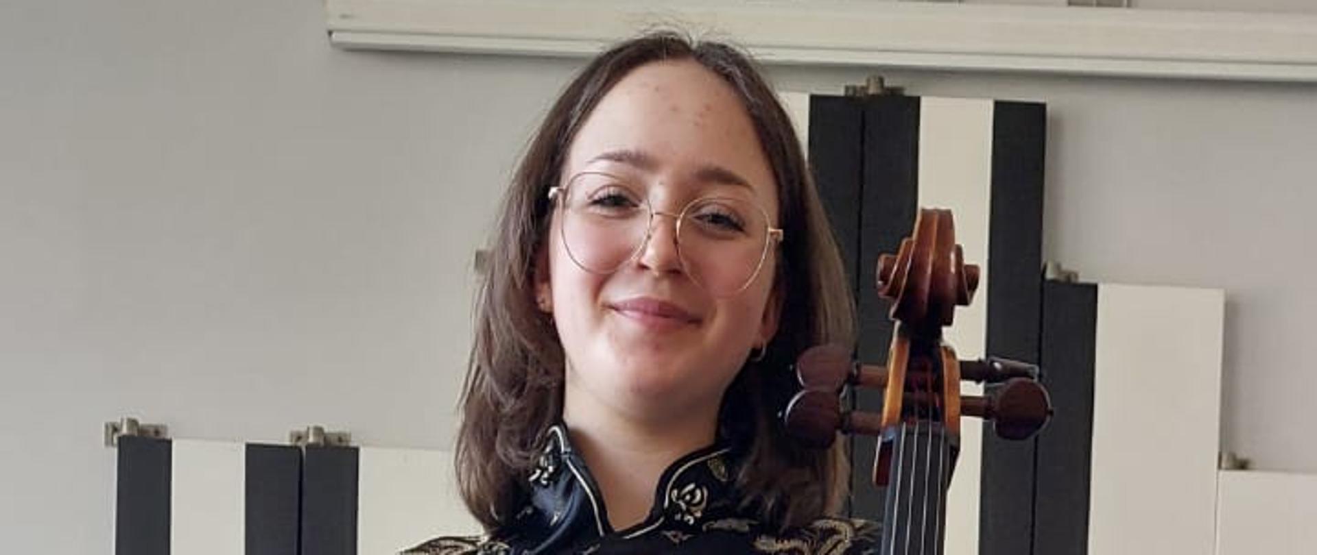 Zofia Kłak z dyplomem z piątego Międzynarodowego Konkursu Muzycznego Gloria Artis w Wiedniu dnia dziewiątego marca dwa tysiące dwudziestego piątego roku.