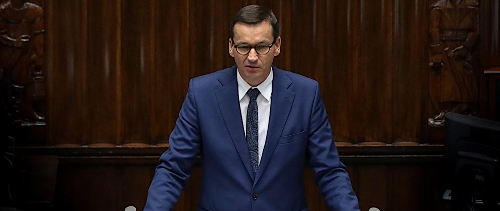 Premier przemawia w Sejmie. 