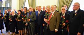 Wspólne zdjęcie Wicewojewody Mazowieckiego Sylwestra Dąbrowskiego i Senatora RP Marii Koc z odznaczonymi