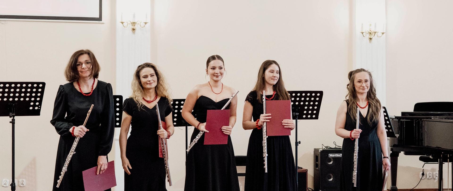 Występ kwintetu fletowego na scenie w sali koncertowej podczas Koncertu Świątecznie - symfonicznie. Lublinieccy artyści klasycznie w Państwowej Szkole Muzycznej I stopnia w Lublińcu