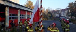 NARODOWE ŚWIĘTO NIEPODLEGŁOŚCI. Na zdjęciu widać strażaków biorących udział w uroczystym apelu z okazji Święta Niepodległości. 