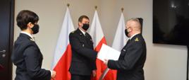 St. bryg. Dariusz Stumski Zastępca Komendanta Wojewódzkiego wręcza st. bryg. Krzysztofowi Tryniszewskiemu akt mianowania na stanowisko Komendanta Powiatowego PPS w Grodzisku Mazowieckim.