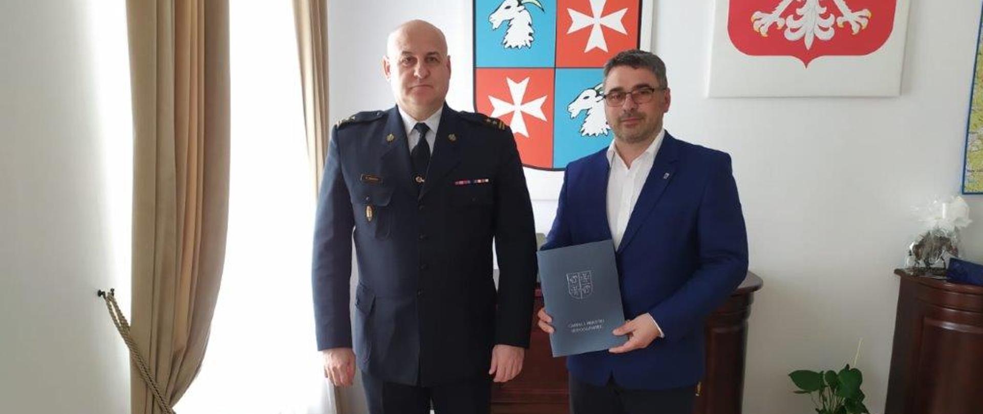 Oficjalna fotografia po podpisaniu umowy na dofinansowanie.