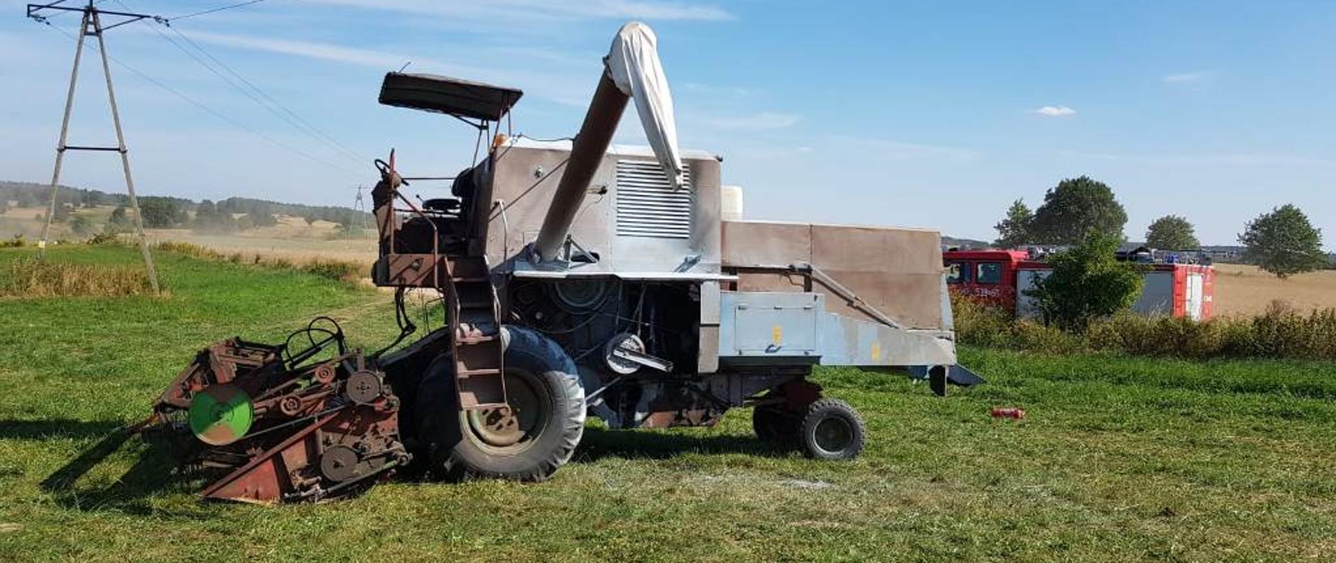 Kombajn zbożowy który uległ zapaleniu