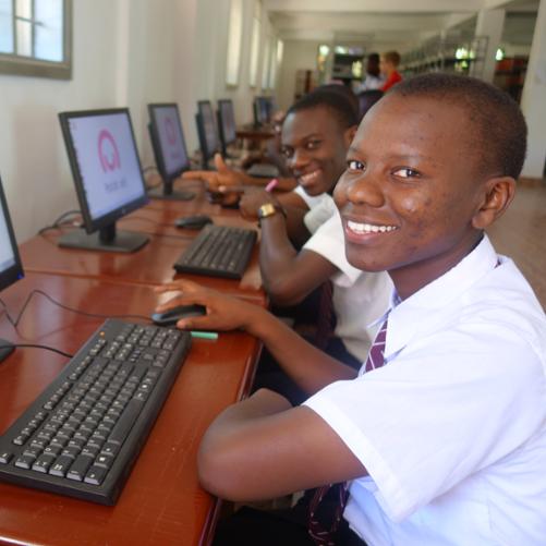 Radość dzieci siedzących przed komputerami