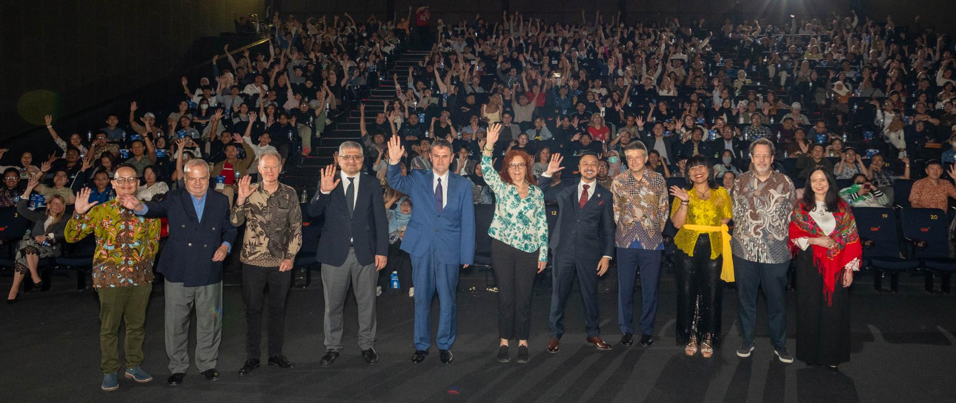 Foto_bersama_Duta_Besar_Uni_Eropa,_duta_besar_negara-negara_Eropa,_dan_Ko-Direktur_Eos_2025_-_2