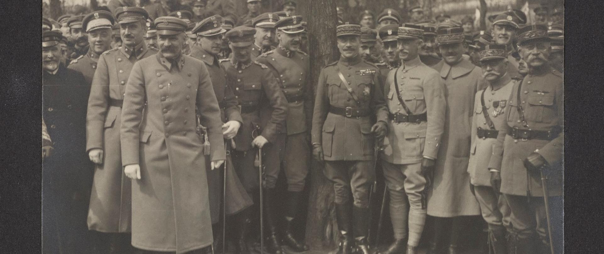 Naczelnik Państwa i Wódz Naczelny, Józef Piłsudski wśród żołnierzy polskich i alianckich, fotografia z 1920 roku
Źródło: Polona.pl