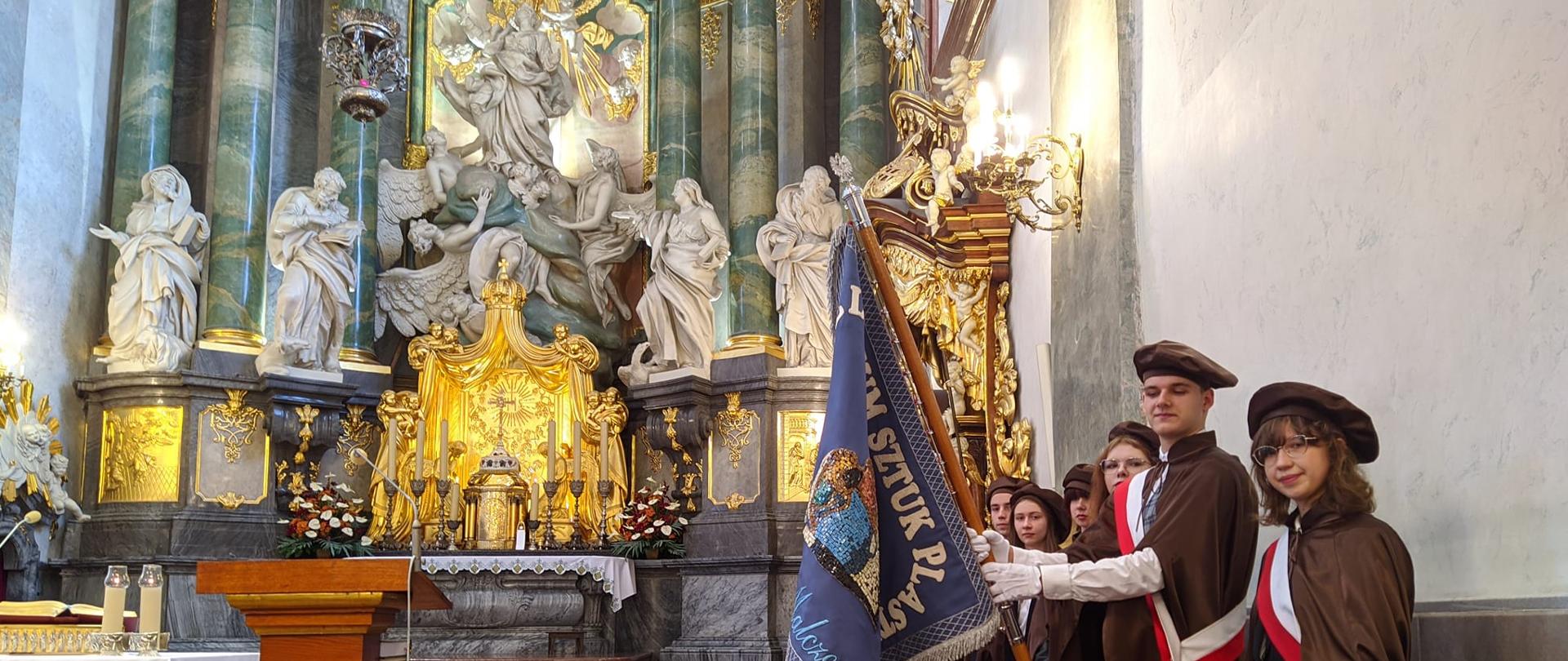 Poczet sztandarowy przy ołtarzu
