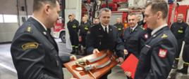 Dowódca JRG 3 otrzymuje pamiątkową szablę