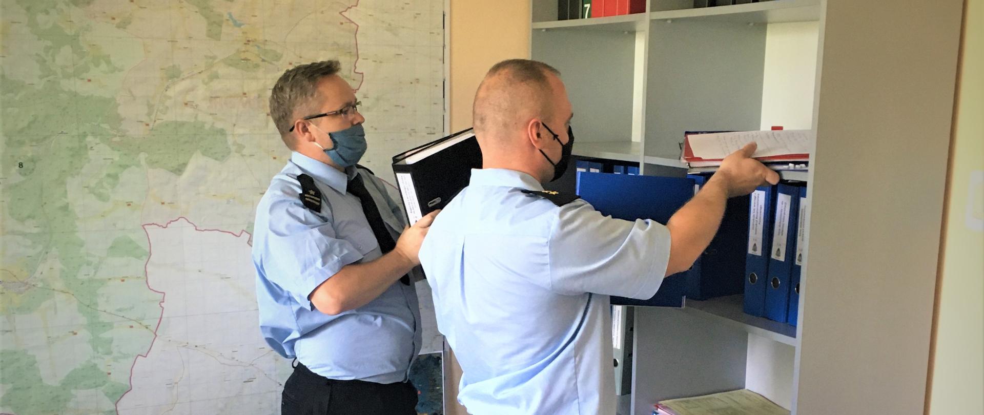 Zabierają segregatory z szafy 