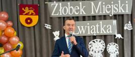 W Nowym Mieście Lubawskim odbyło się uroczyste otwarcie Żłobka Miejskiego „Lwiątka”. Nowa placówka zapewni profesjonalną opiekę dla 23 dzieci do lat trzech, oferując im bezpieczne i komfortowe warunki do codziennego rozwoju oraz zabawy.
Inwestycja została w całości sfinansowana ze środków rządowego programu Aktywny Maluch, który wspiera tworzenie i funkcjonowanie miejsc opieki nad najmłodszymi dziećmi. Program stanowi realne wsparcie zarówno dla samorządów, jak i dla rodzin, szczególnie w regionie Warmii i Mazur.
Obecnie na każde dziecko do lat trzech przysługuje 2300 zł miesięcznego wsparcia rządowego. To znacząca pomoc dla rodziców, umożliwiająca szybszy powrót do aktywności zawodowej oraz zapewniająca stabilność opieki nad dziećmi.
W wydarzeniu uczestniczyli przedstawiciele władz samorządowych. Gratulacje za realizację inwestycji skierowano do Burmistrza Jacek Wolski oraz Radnej Rady Miejskiej Magdalena Kortes, którzy aktywnie wspierali powstanie żłobka.
Otwarcie „Lwiątek” to ważny krok w kierunku wzmacniania lokalnej polityki prorodzinnej oraz poprawy dostępności opieki nad najmłodszymi mieszkańcami miasta.
