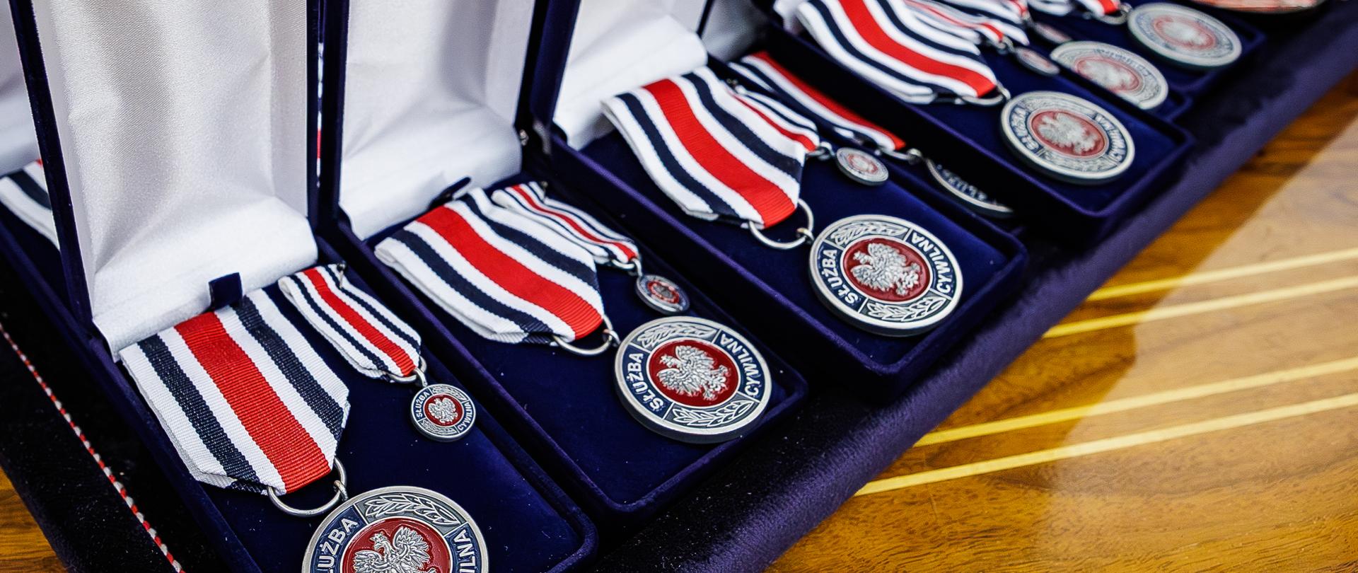 Odznaki honorowe za zasługi dla służby cywilnej