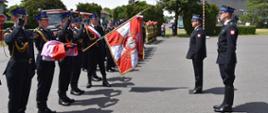 Na zdjęciu Zastępca Śląskiego Komendanta Wojewódzkiego dokonuje przeglądu pododdziałów w czasie uroczystej zbiórki z okazji obchodów dnia strażaka
