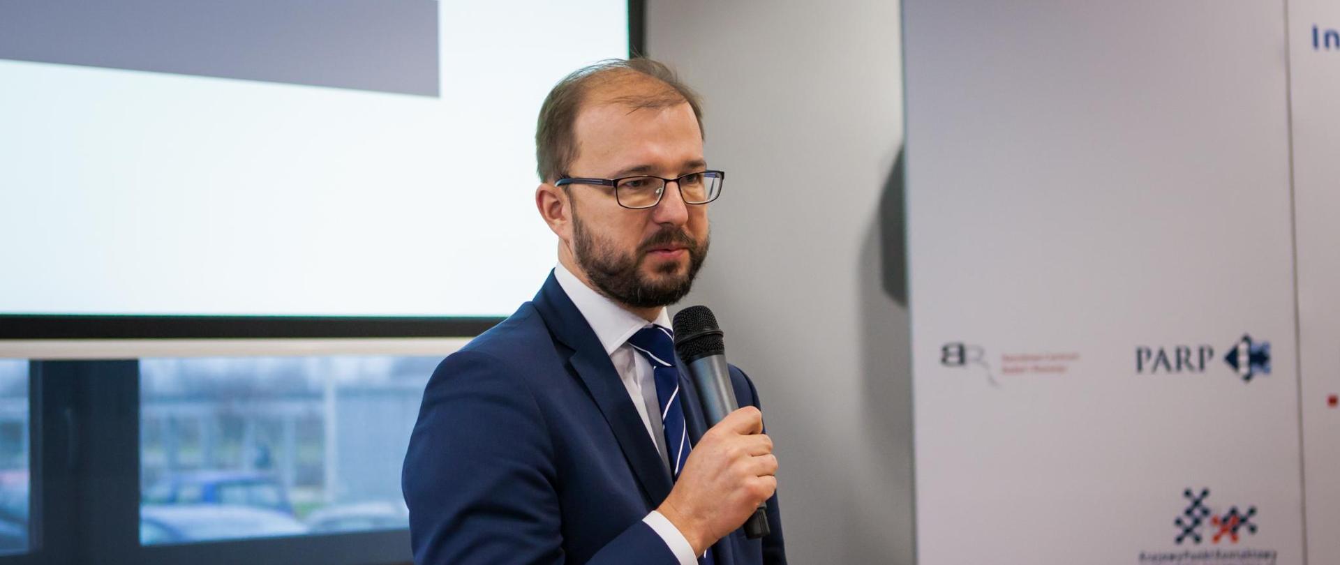 Minister Dardziński przemawia do mikrofonu.