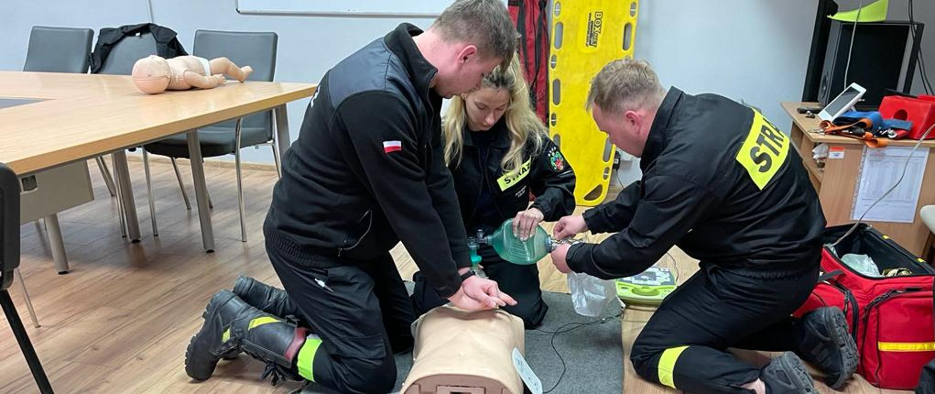 Strażacy wykonujący resuscytację krążeniowo-oddechową w trakcie egzaminu 