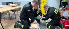 Strażacy wykonujący resuscytację krążeniowo oddechową w trakcie egzaminu 