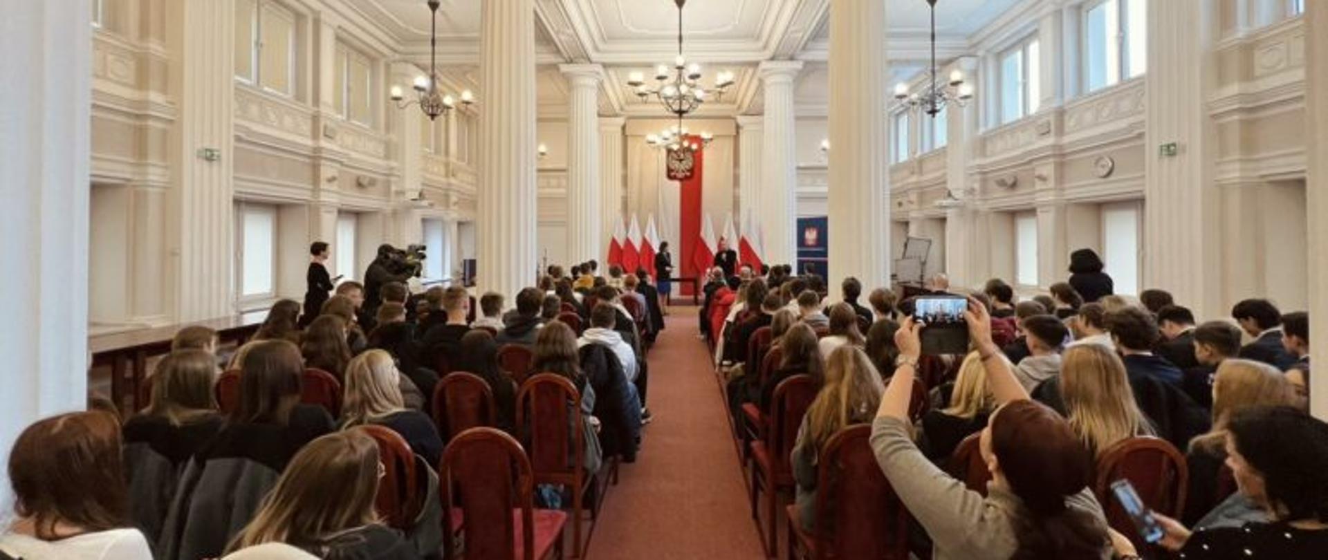 Uczestnicy debaty w ramach Szkoły Wolności i Tolerancji na sali kolumnowej Podkarpackiego Urzędu Wojewódzkiego w Rzeszowie