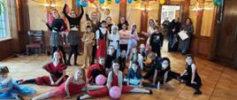 Zdjęcie kolorowe. Grupa dzieci w strojach karnawałowych.