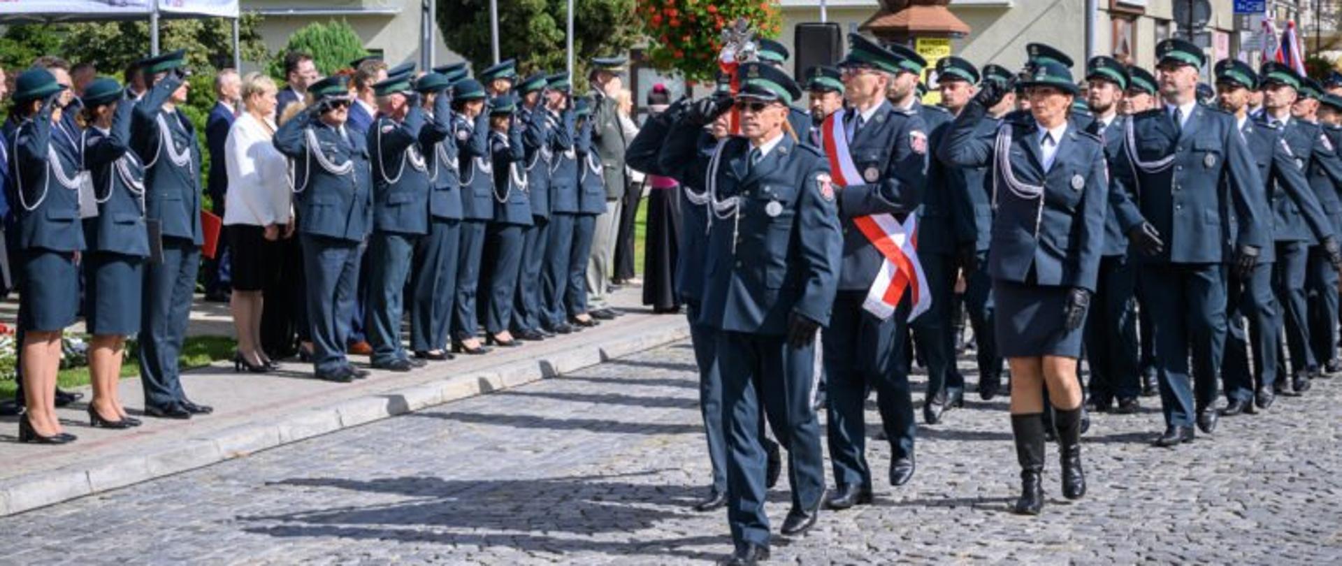 Zdjęcie przedstawia funkcjonariuszy Krajowej Administracji Skarbowej podczas obchodów swojego święta