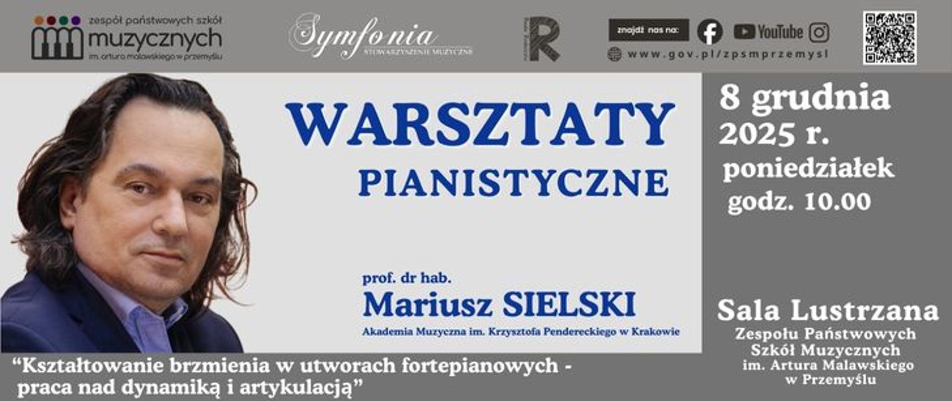 Grafika promująca warsztaty pianistyczne. Po lewej stronie znajduje się portret mężczyzny o długich włosach, w granatowej marynarce i jasnej koszuli. Po prawej stronie duży napis „Warsztaty Pianistyczne”, niżej informacja o prowadzącym: prof. dr hab. Mariusz Sielski z Akademii Muzycznej im. Krzysztofa Pendereckiego w Krakowie. W treści widnieje temat warsztatów: „Kształtowanie brzmienia w utworach fortepianowych – praca nad dynamiką i artykulacją”. Po prawej stronie umieszczono datę i godzinę wydarzenia: 8 grudnia 2025 r., poniedziałek, godz. 10.00 oraz lokalizację: Sala Lustrzana Zespołu Państwowych Szkół Muzycznych im. Artura Malawskiego w Przemyślu. Na górze znajdują się logotypy organizatorów oraz odnośniki do mediów społecznościowych.