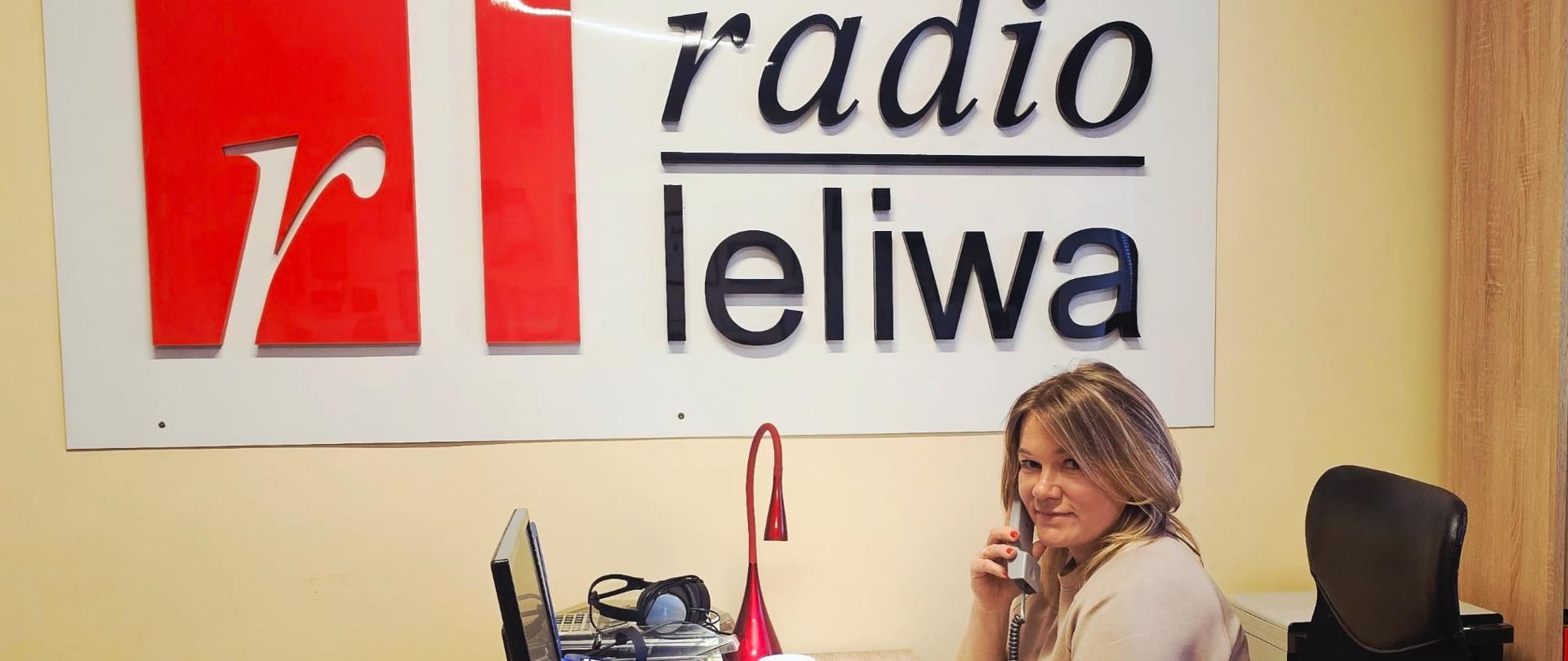 Ekspertka w studiu odbiera telefon