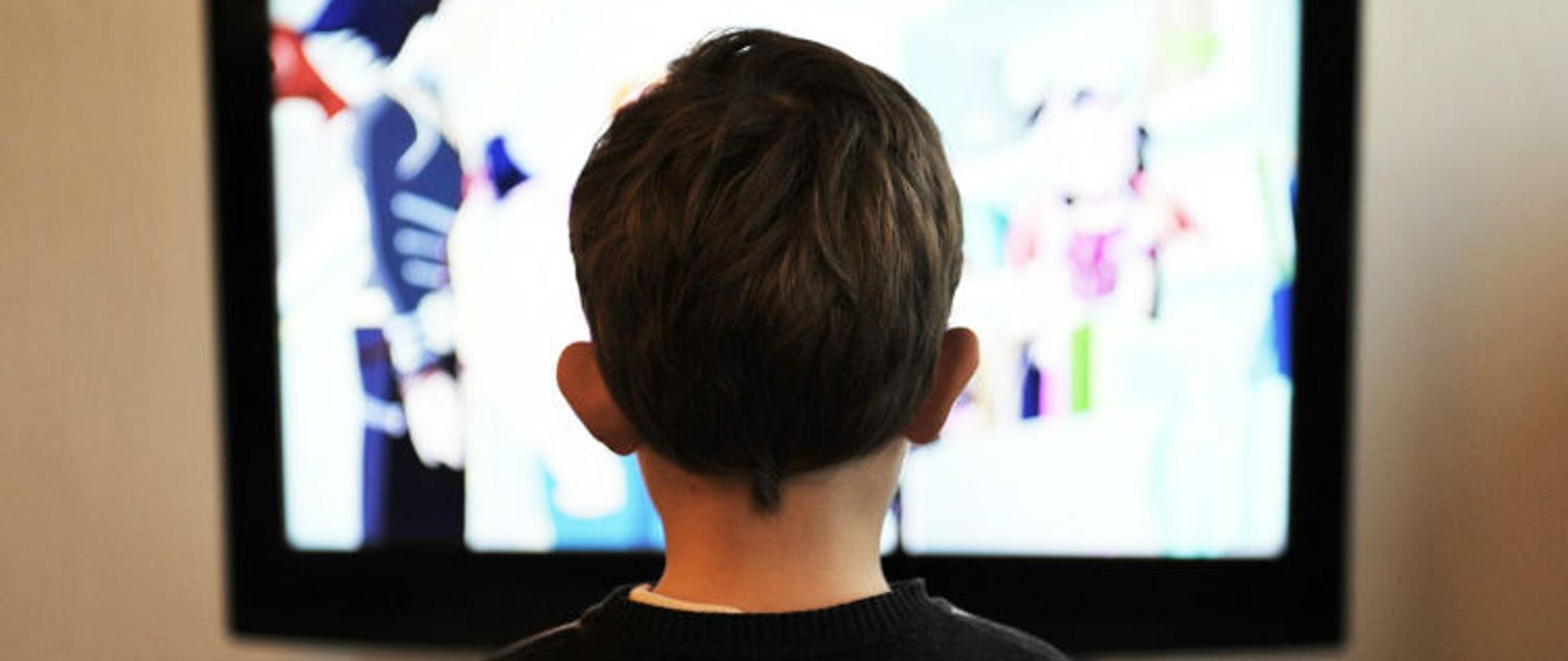 Dziecko siedzące przed telewizorem