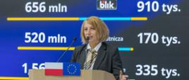 Prezentacja danych podczas konferencji prasowej przy mównicy