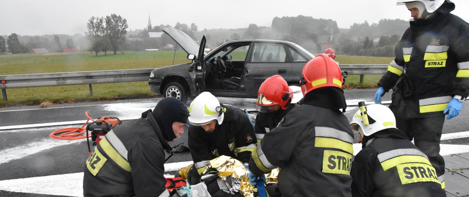 Strażacy udzielają pomocy