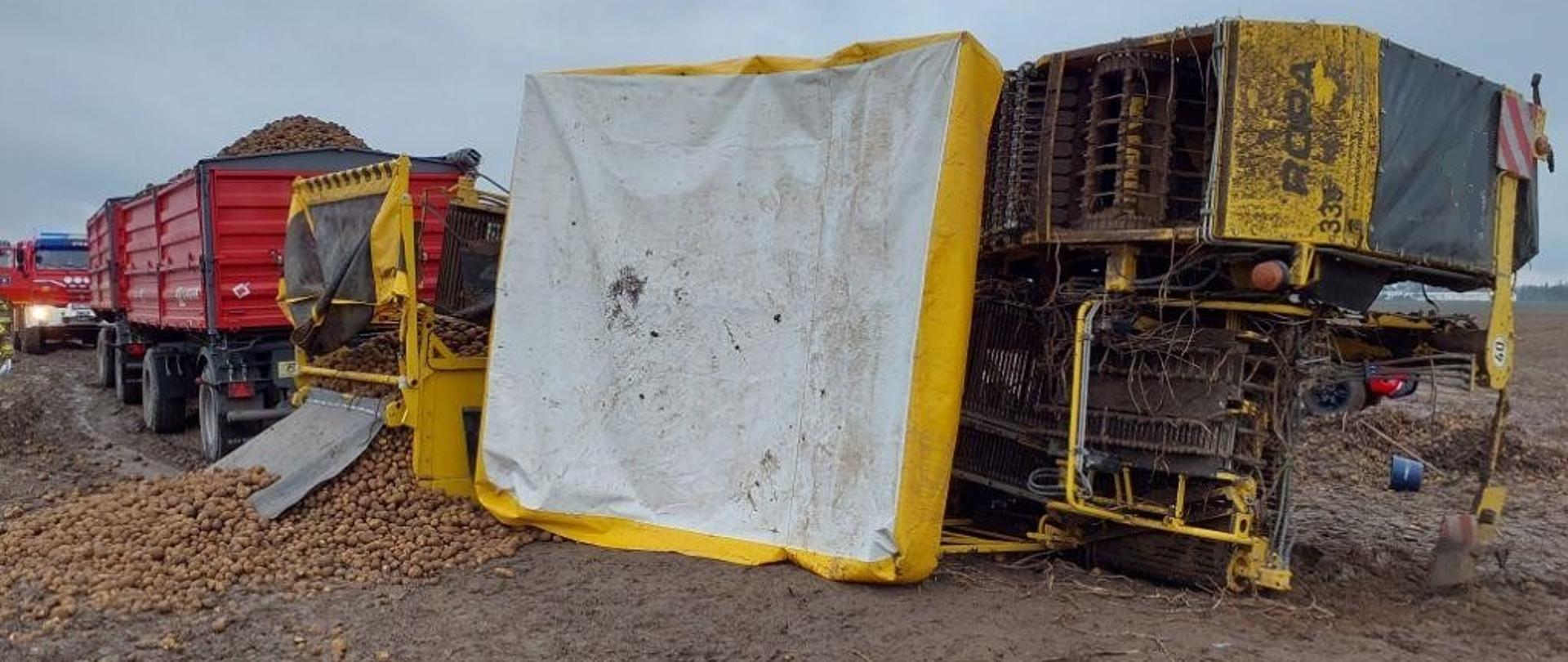 Przewrócona maszyna na polu