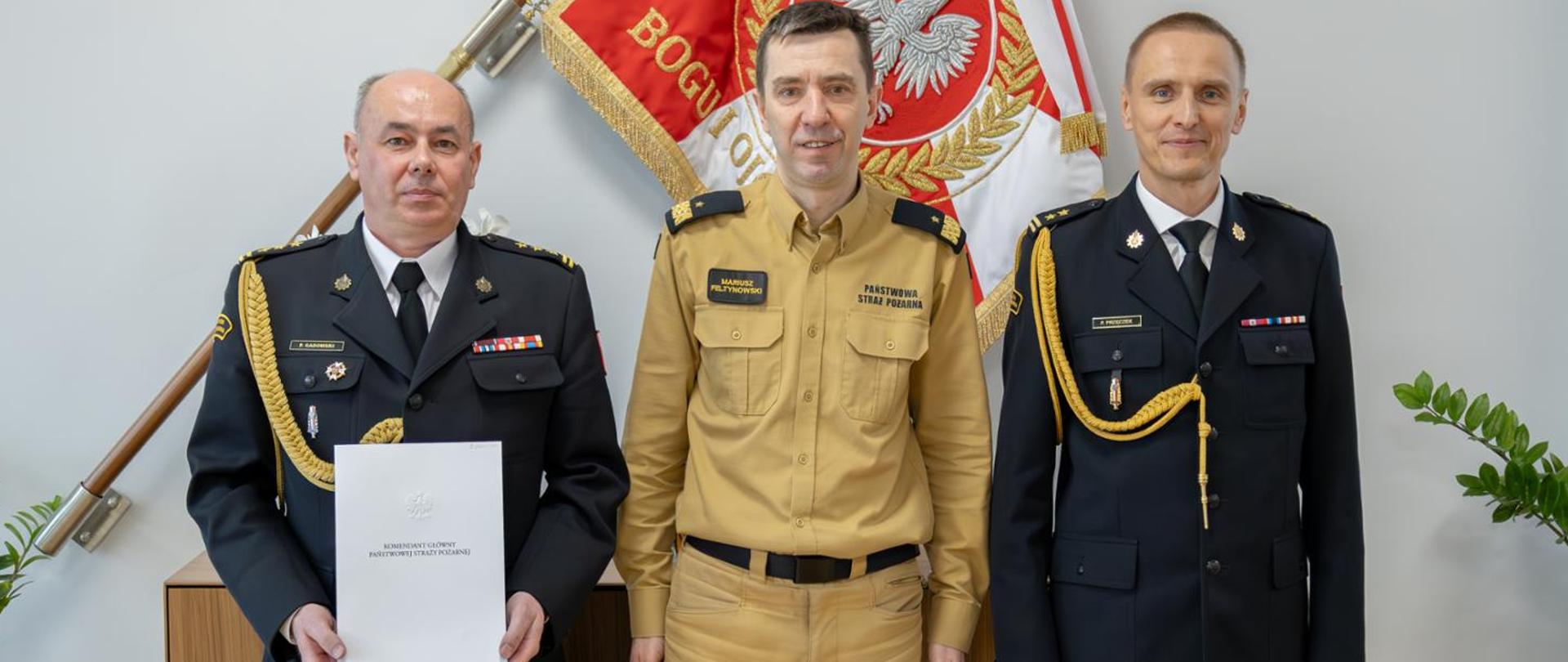 Na zdjęciu strażacy podczas wręczenia powierzenia