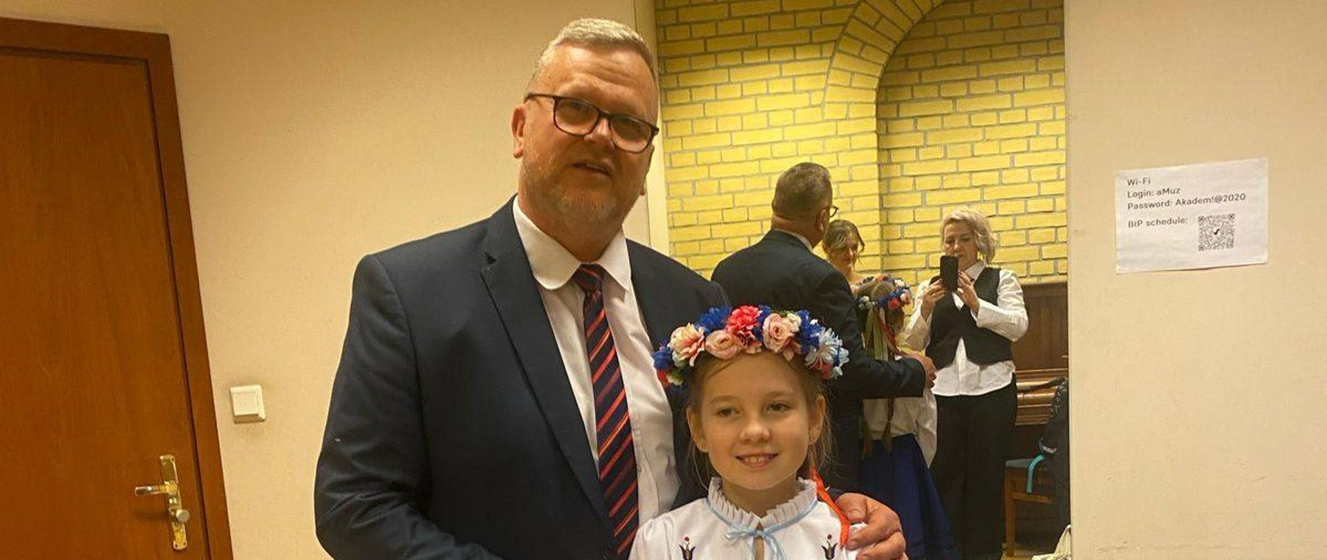 W centrum zdjęcia stoi Jaśmina z p. Mirosławem Pawlakiem. 