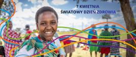 Uśmiechająca się osoba na pierwszym planie na tle grupy ludzi stojących na trawie; na grafice widoczne kolorowe wstęgi i tekst o Światowym Dniu Zdrowia.