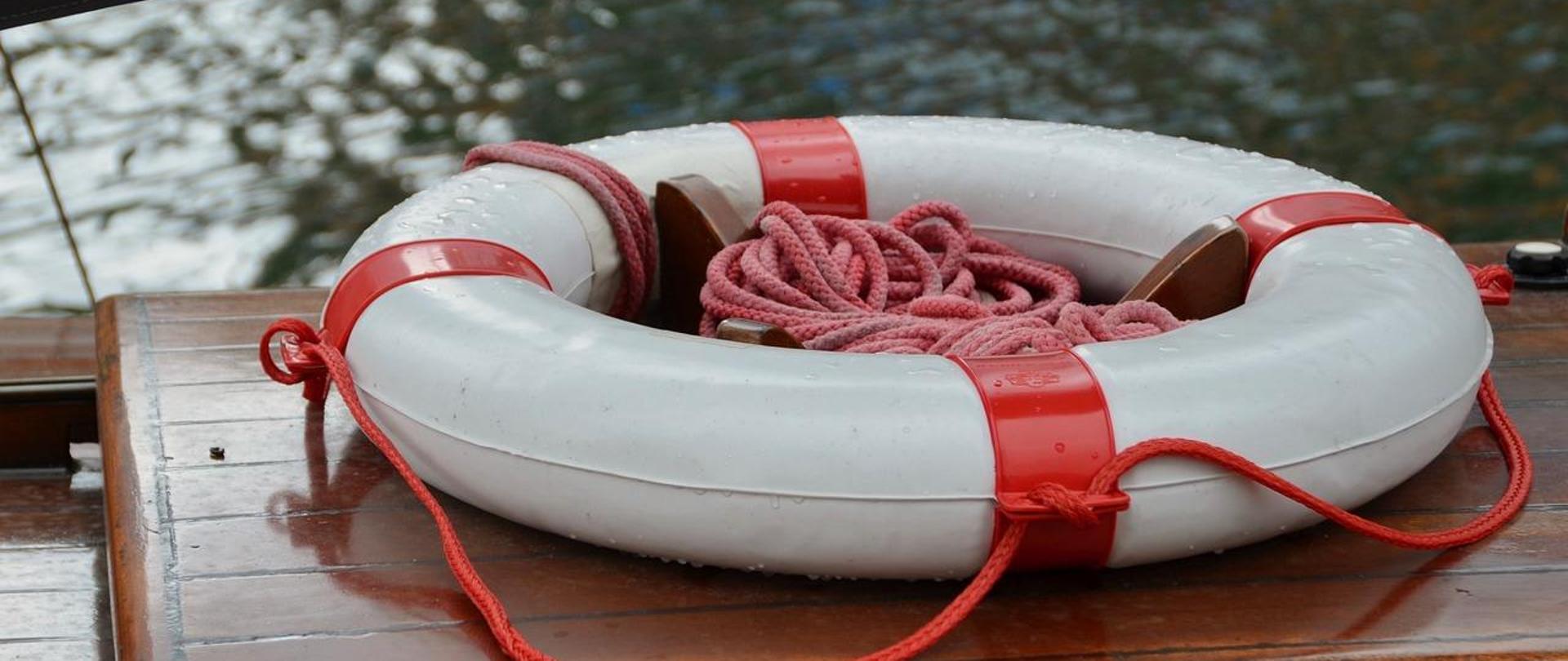 Na zdjęciu widać koło ratunkowe. 