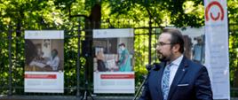 Wiceminister Paweł Jabłoński otworzył w Łazienkach Królewskich wystawę
„Polska pomoc w walce z pandemią COVID-19”