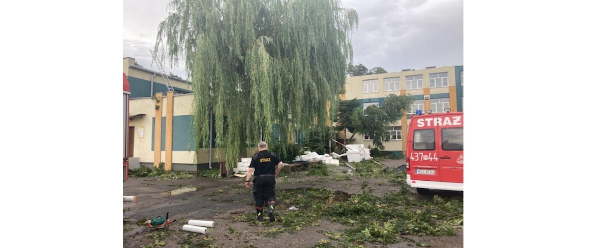 Na zdjęciu znajduje się strażak tyłem