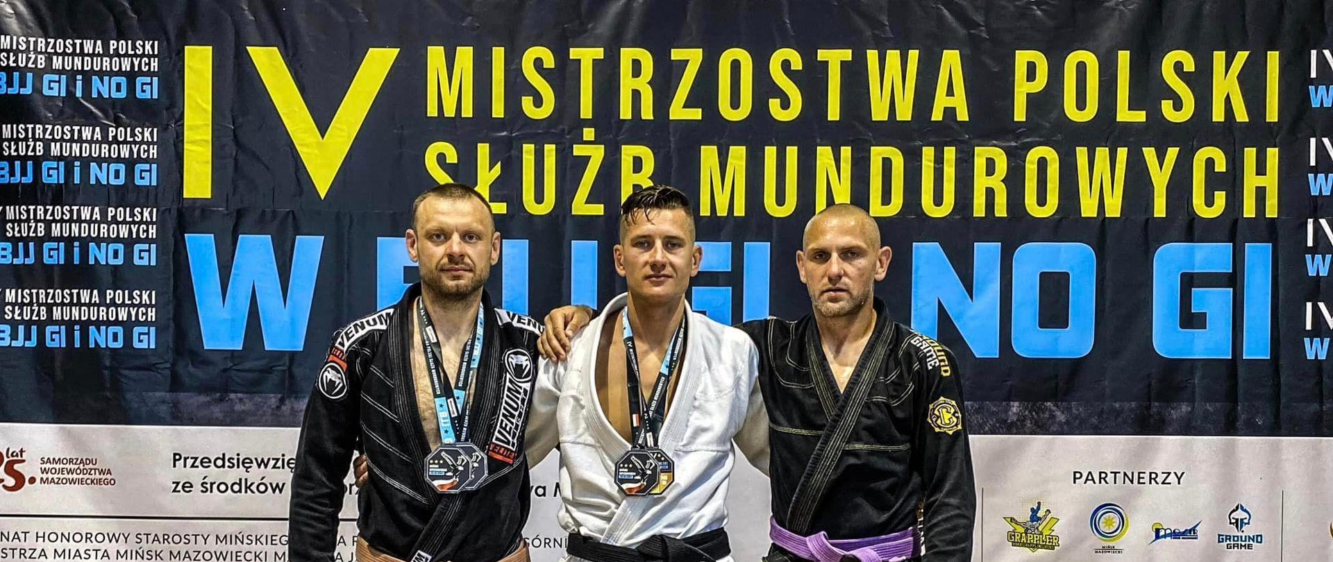 Reprezentanci komendy w strojach sportowych