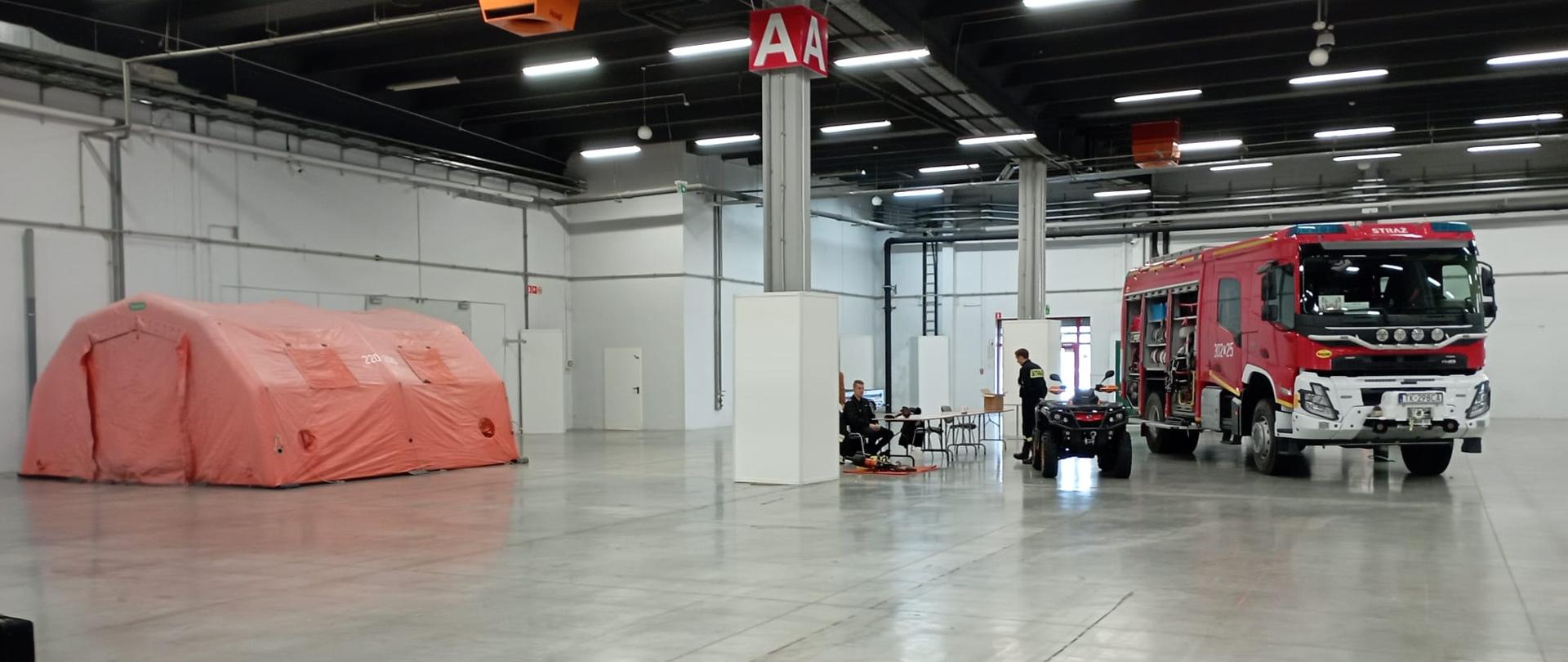 Na zdjęciu zaprezentowano strażacki zakątek: widzimy ustawione od lewej: namiot do konkurencji wyszukiwania przedmiotów, strażackiego quada i samochód pożarniczy..