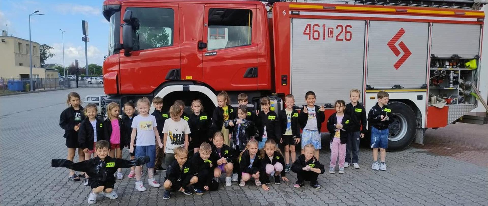 Starszaki z Przedszkola nr 4 "Słoneczko" z Oddziałami Integracyjnymi w Inowrocławiu na tle pojazdu CF 461 - 26