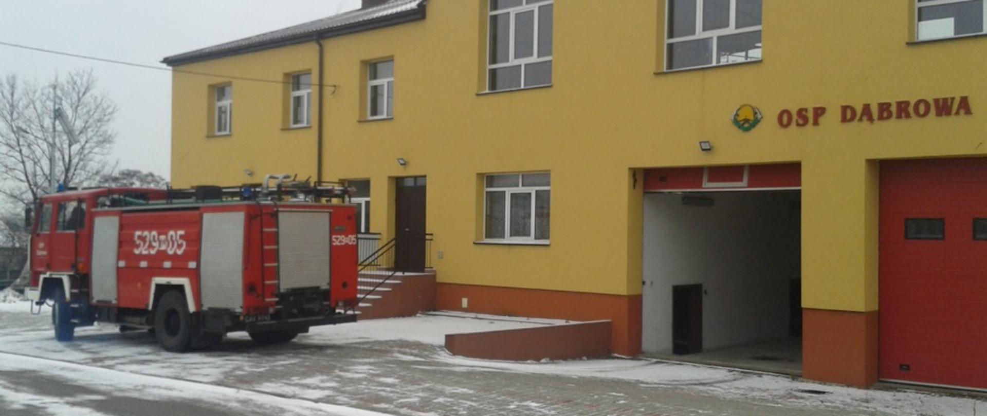 Remiza OSP Dąbrowa wraz z samochodem pożarniczym