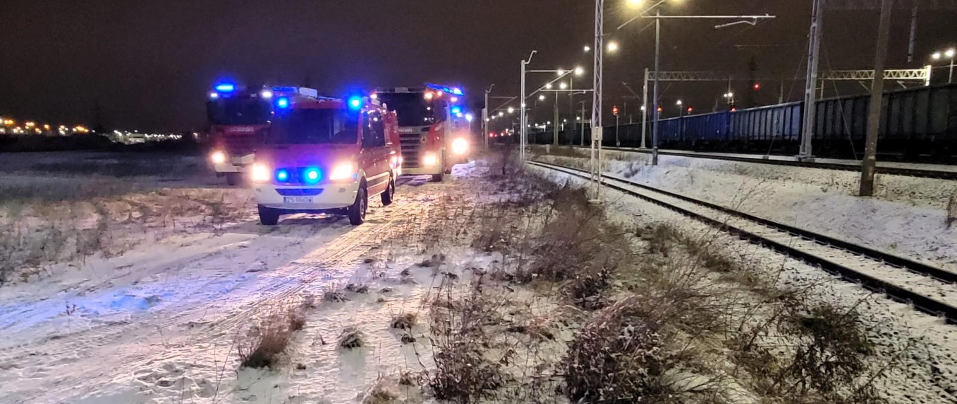 Na bocznicy kolejowej widoczna specjalistyczna grupa ratownictwa chemicznego i ekologicznego "Gryf"