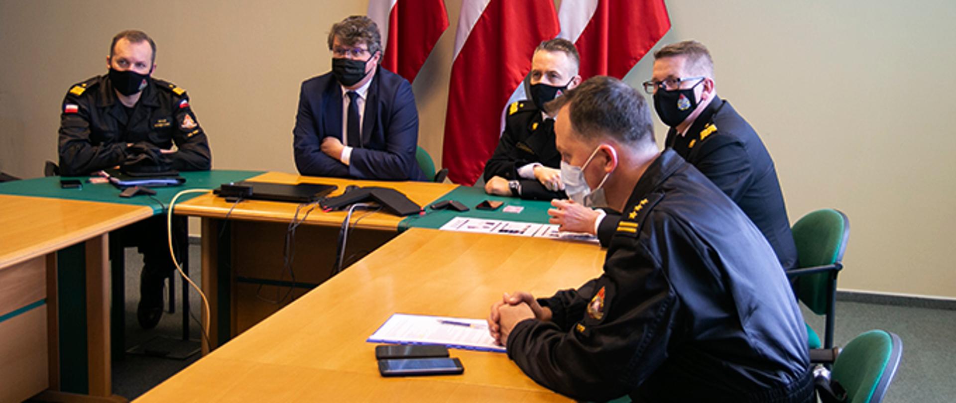 Uczestnicy wideokonferencji w siedzibie KG PSP z udziałem ministra SWiA Macieja Wąsika