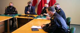 Uczestnicy wideokonferencji w siedzibie KG PSP z udziałem ministra SWiA Macieja Wąsika